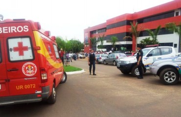 ACABOU  Mulher mantida como refém dentro de faculdade é libertada por agentes do GOE