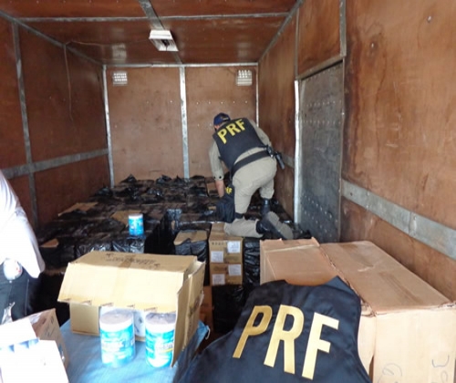 PRF apreende caminhão carregado de contrabando
