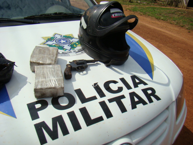 Operação policial prende duas pessoas com um quilo de maconha, após perseguição pelas ruas da cidade. Fotos
