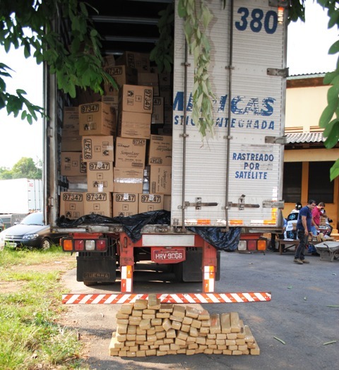 Operação cunjunta da PC apreende duas carretas com grande quantidade de maconha - FOTOS