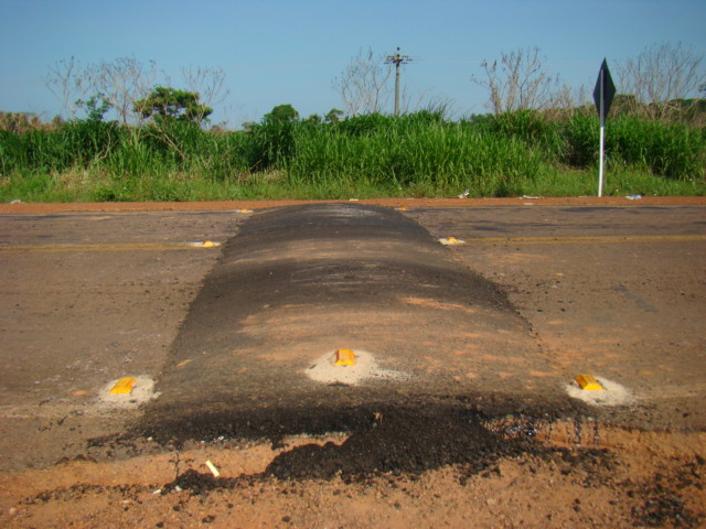 Órgãos de trânsito providenciam sinalização nos redutores de velocidade em frente a Unir para evitar acidentes. Fotos