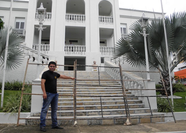 LAVAGEM DAS ESCADAS  Palácio amanhece sitiado, grades e grupamento do COE impedem manifestação