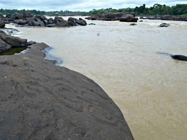 Gravuras em pedras de cachoeira despertam curiosidade de pescadores
