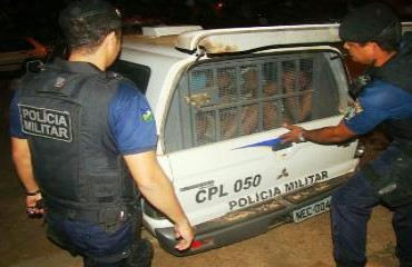 Homem é detido por se recusar pagar conta em bar, após consumir cerveja.