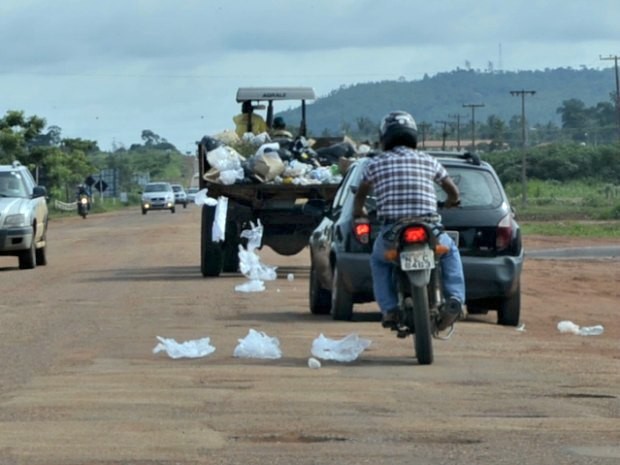Maquinário de secretaria deixa lixo cair em via pública durante transporte