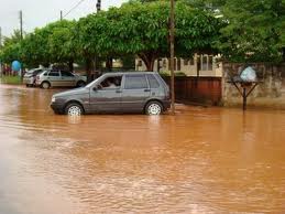 Principais avenidas de Guajará-Mirim ficam alagadas após chuva