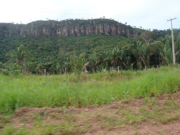 Homem vai passear na Serra dos Parecis e ladrões furtam a roda de sua motocicleta.