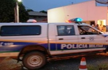 Vendaval derruba poste de energia com fios de alta tensão no bairro Jardim das esmeraldas e Eletrobrás só chega 4 horas depois.