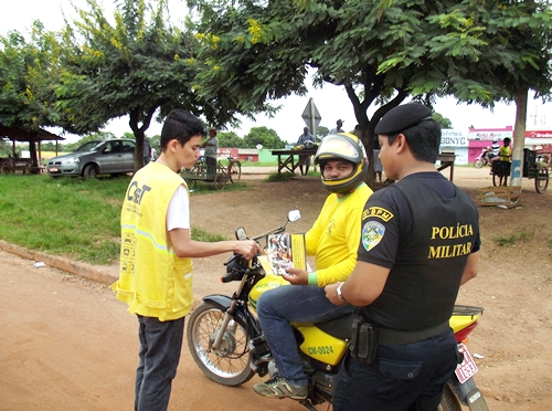 CIRETRAN com apoio da PM promove blitz educativa em Nova Mamoré