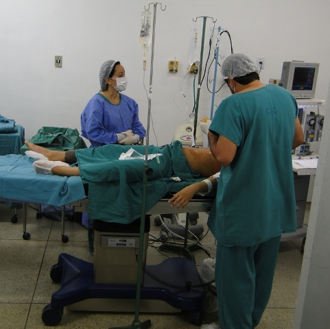 Rapaz de Nova Mamoré é lesionado com faca no órgão genital e passa por cirurgia.