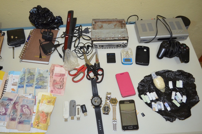 Boca de Fumo é estourada em Guajará-Mirim e policiais aprendem vários papelotes de droga.