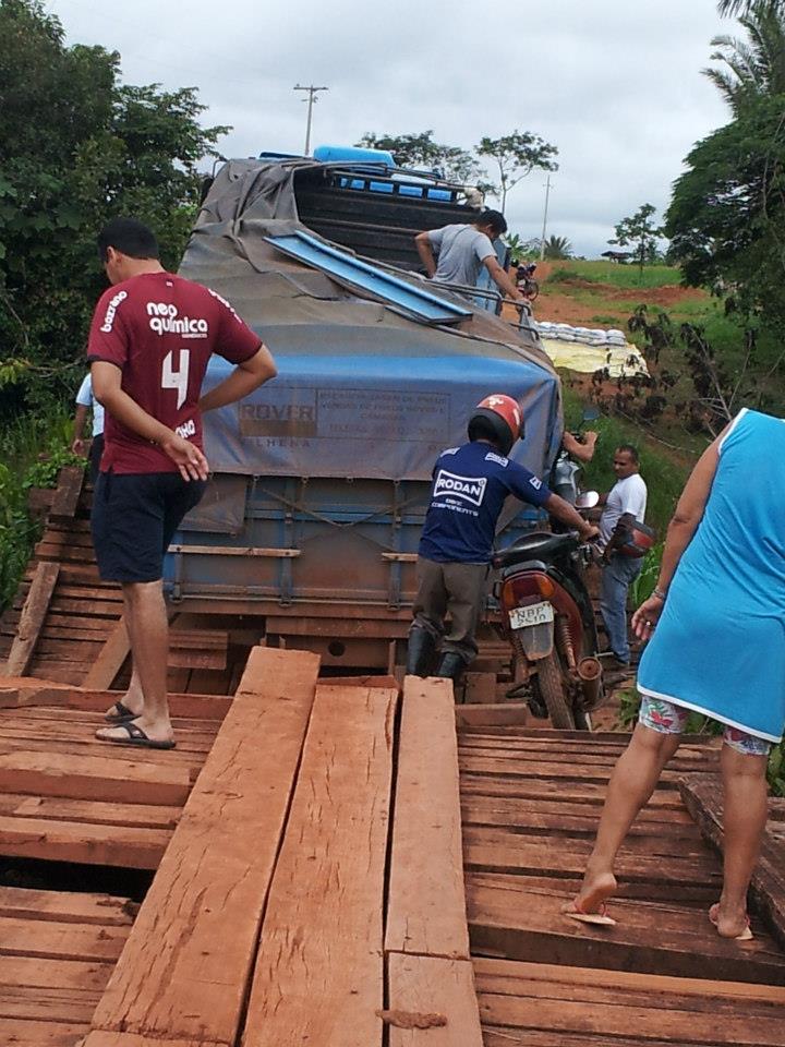 Prefeito Dúlcio Mendes vai ao 5º Bec solicitar ajuda para a Ponte do Salomão que cedeu em Guajará-Mirim.‏