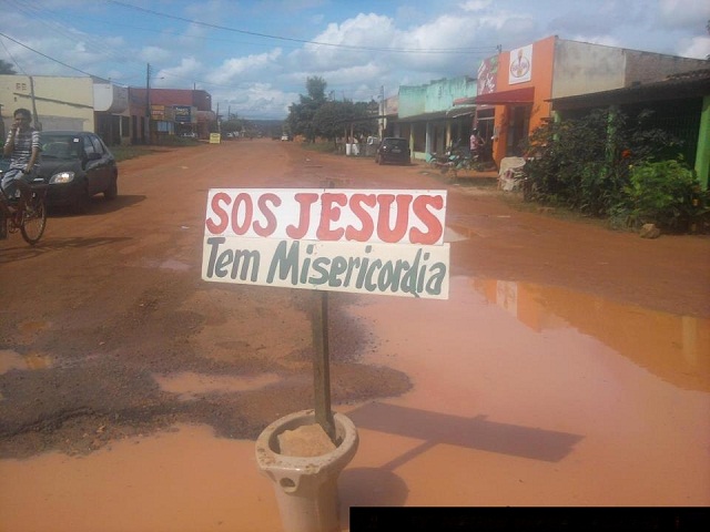 População reclama da buraqueira, e lama pelas avenidas da cidade