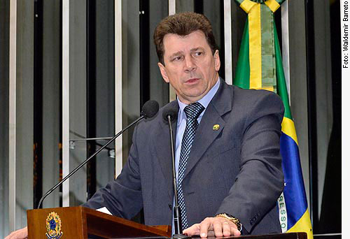 Ivo Cassol apresenta emenda a projeto de transposição de servidores de Rondônia