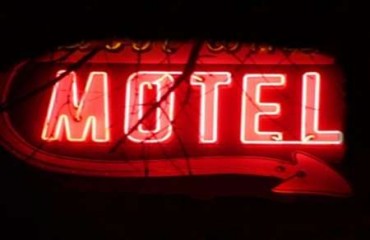 Jovem que estava com PM em motel é encontrada morta com tiro no rosto