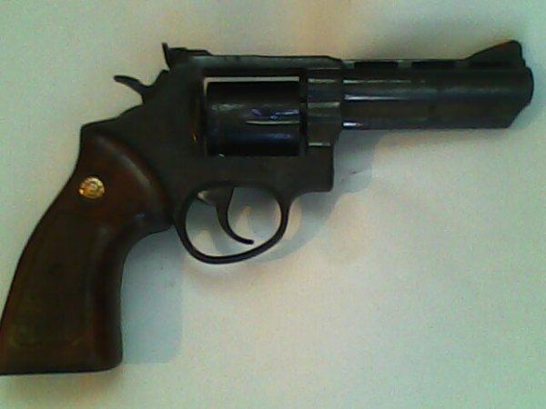 Homem é detido por populares após efetuar disparo de arma de fogo em bar no bairro Tamandaré.