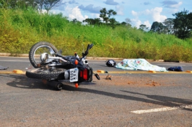 Motociclista morre após bater em traseira de veículo