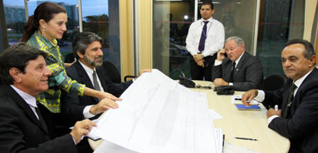 DNIT apresenta ao senador Raupp e prefeito Dúlcio Mendes projeto da ponte binacional.‏