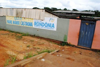 Bando espanca moça e mata um rapaz à tiro na frente da escola