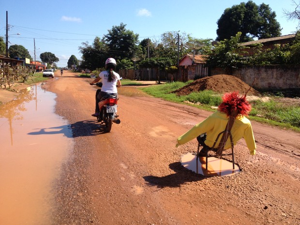 Para protestar, moradores colocam boneco dentro de buraco, em RO