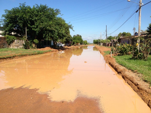 Obra inacabada deixa rua alagada e gera reclamação em Guajará-Mirim