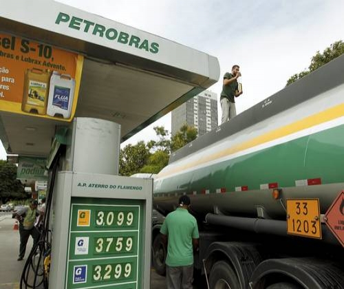 Em um ano, reajuste da gasolina brasileira está entre os maiores do mundo