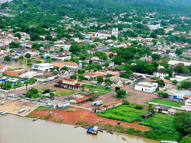 POÇAS DÁGUA E LIXOS DEIXAM CIDADE MAIS FEIA.