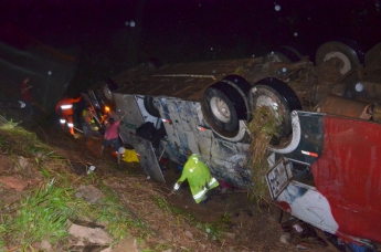 TRAGÉDIA - Ônibus interestadual capota após colidir com carro na BR 364
