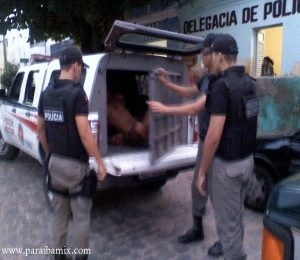 Homem se esconde embaixo da cama após estuprar ex-sogra e ex-cunhada de 11 anos