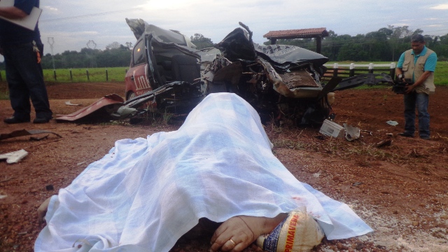 Acidente de trânsito envolvendo carro e caminhão deixa mulher morta