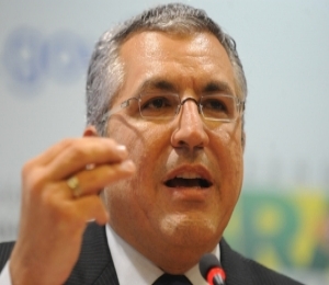 Brasileiros formados na Bolívia não podem atuar no Mais Médicos, diz Padilha