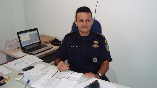 POLICIAIS MILITARES CONDECORADOS COM MEDALHAS