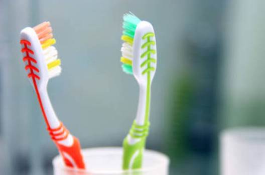 Uso inadequado de escova de dentes pode causar pneumonia e até diarreia