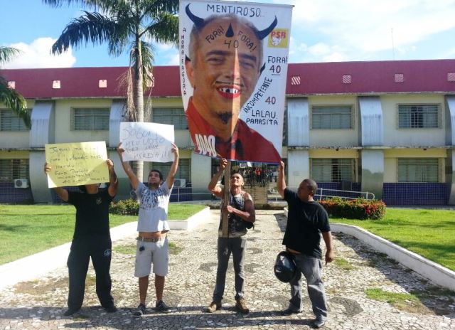 PROTESTO  Manifestantes cobram explicações por promessas não cumpridas pelo prefeito Mauro Nazif