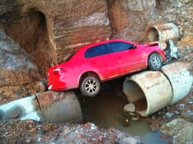 FLAGRANTE - Automóvel cai em cratera na Rua da Beira; tráfego no local é de risco