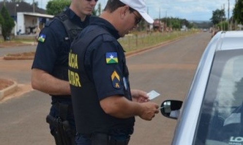 PM realiza blitz em Guajará-Mirim e apreende motos circulando irregularmente.