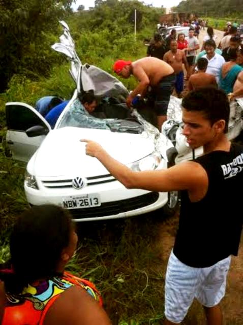 Grave acidente na BR entre carro e caminhão deixa vários feridos