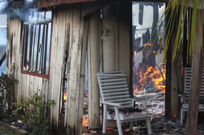 Panela esquecida em fogão incendeia e destrói casa