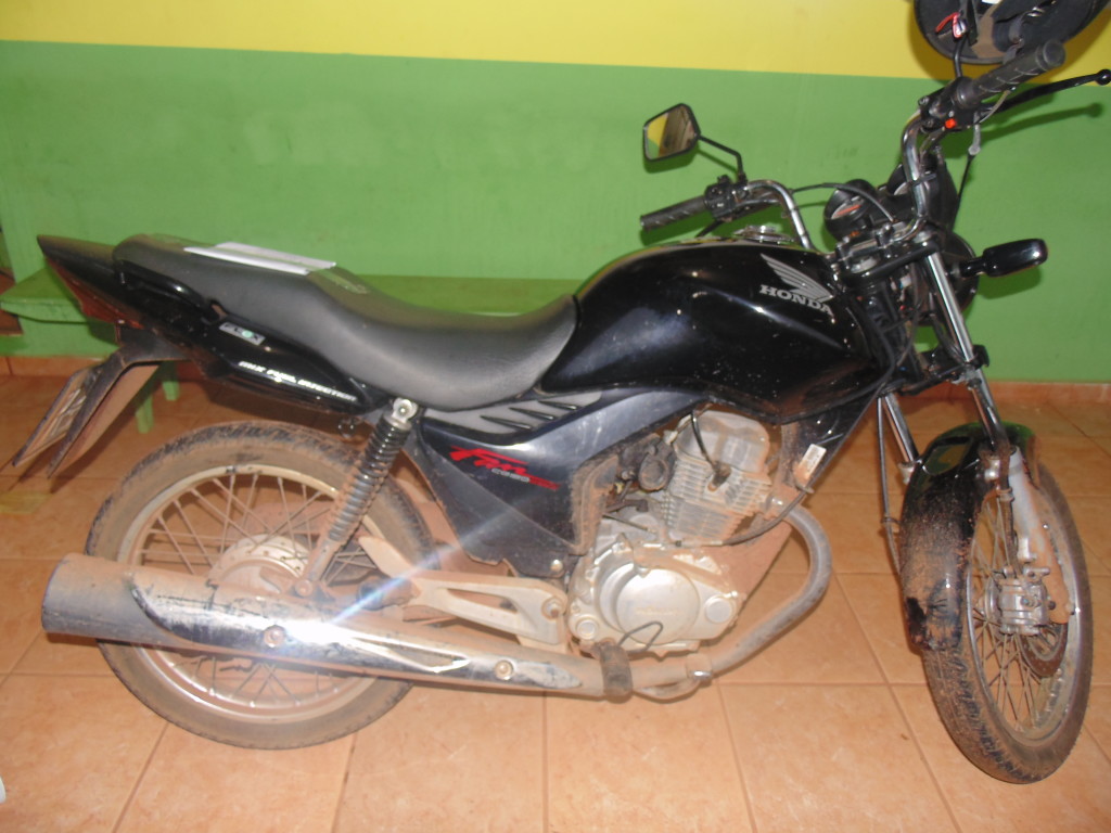 Policias Civil e Militar localizam moto roubada em matagal