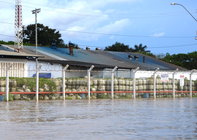 CHEIA - Pátios da Fogás e Petrobrás são tomados pela água - Fotos
