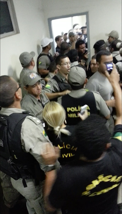 PMs invadem delegacia e libertam sargento preso
