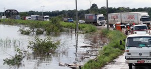 PRF orienta passagem de caminhões em trechos inundados na BR-364