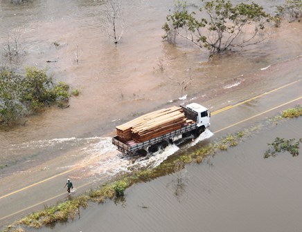 CHEIA  Inundação da BR-364 provoca prejuízos e isola comunidades  Confira Imagens