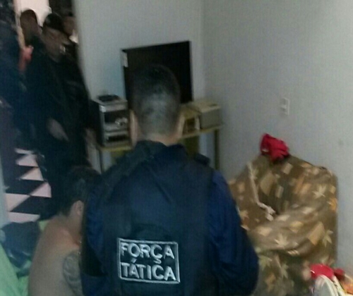PM prende dois recupera quatro motos e apreende 50 kg de drogas