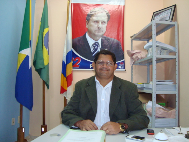 VEREADOR AUGUSTINHO REQUER INTERNET NAS SALAS DE AULAS PARA ESCOLAS DE SURPRESA E IATA