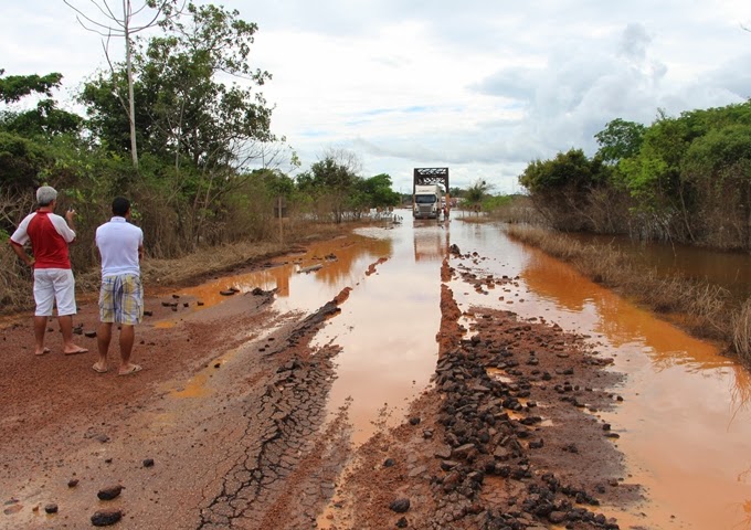 ATOLEIROS FORMADOS APÓS CHEIA DIFICULTAM TRANSPORTE NA BR- 425