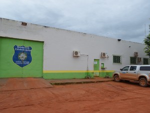 Agentes encontram celulares em ralo de banheiro de presídio, em RO