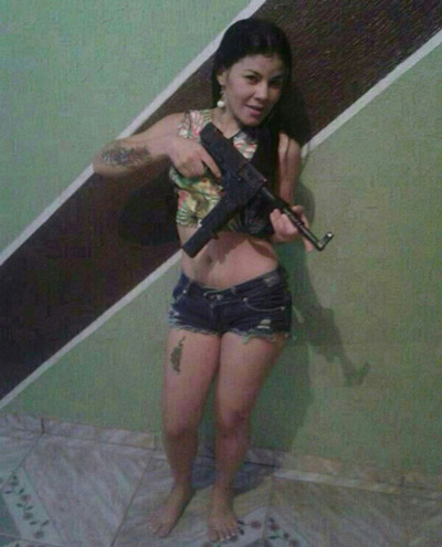 MULHER É PRESA COM MAIS DE 60 COMPRIMIDOS DE ECSTASY