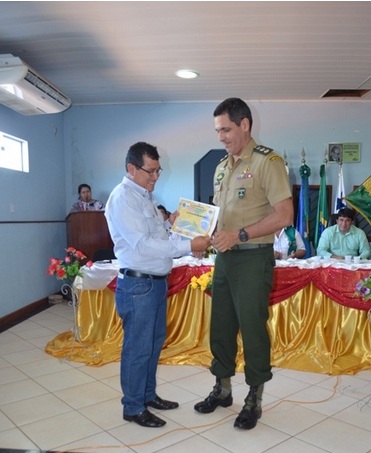 Recebimento do Certificado de Agradecimento ao apoio as Famílias Bolivianas residentes no Brasil
