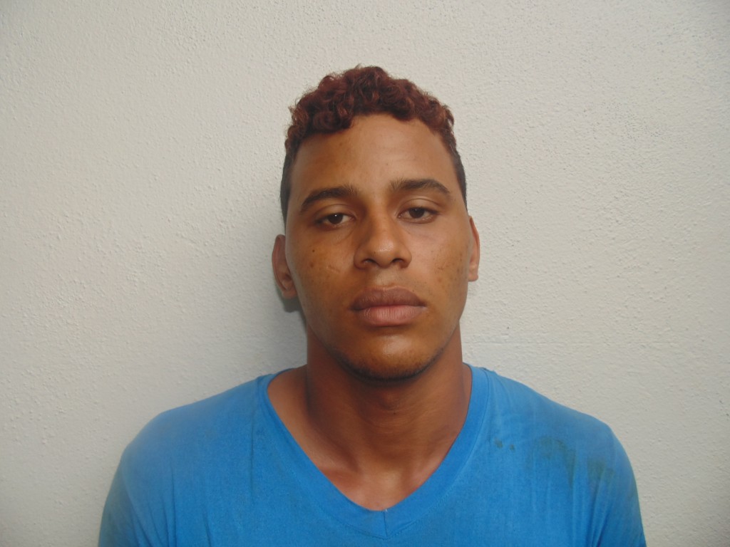 Dois assaltantes invadem residência faz casal refém rouba moto e um vai preso pela Policia Militar